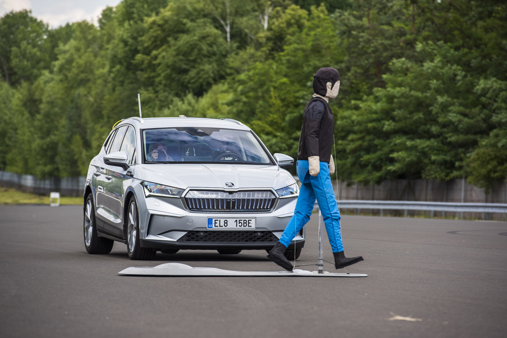 Roboty i manekiny, czyli jak Škoda przeprowadza testy systemów bezpieczeństwa